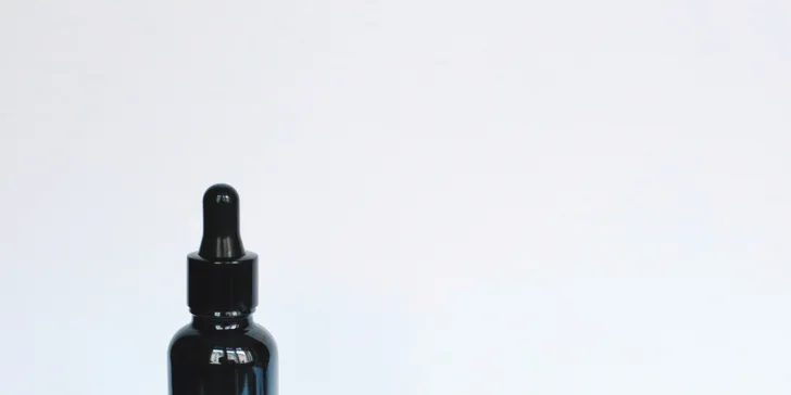 Sérum pomáhá pleti udržovat hydrataci, vyhlazovat ji a dodávat jí svěží a plnější vzhled.