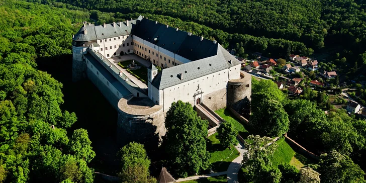 Hrad Červený kameň, situovaný na kopci nad obcou Častá neďaleko Modry, sa pokladá za jeden z unikátov stredoeurópskeho staviteľstva. Častá je od nás vzdialená 33 km.