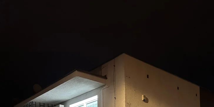 Vše vám navíc zpříjemní i minibar v ceně, brambůrky, arašídy a voda. 