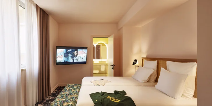 V každej izbe nájdete manželskú posteľ a televíziu.