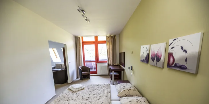 Funguje tu Wi-Fi, využít můžete minilednici a nachystané pro vás budou i ručníky.