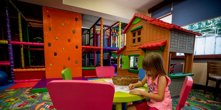 Děti vypusťte do kids clubu, herničky nebo herny s Xboxem. 