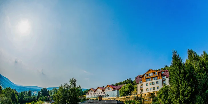 Prejdite sa kúpeľným mestečkom a pokochnite sa miestnou architektúrou vrátane smrekovcovej kolonády.