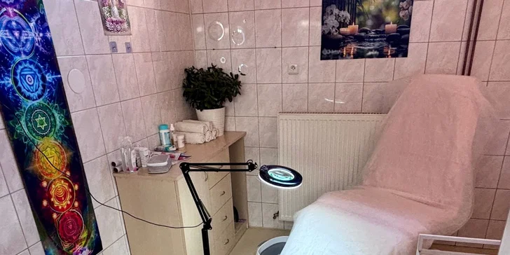 Nechybí profesionální úprava nehtů i kůžičky a odstranění všech tvrdých vrstev. 