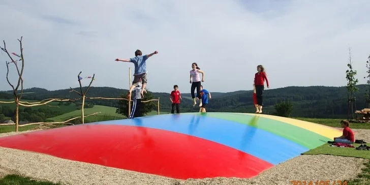 ... a skákat na obří trampolíně.
