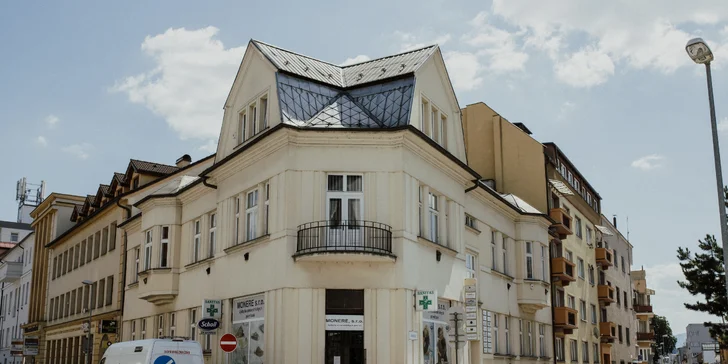 Alster sa nachádza v architektonicky výnimočnej historickej budove v centre Žiliny s možnosťou parkovania.