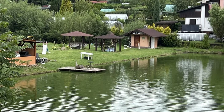 Aby se vám lépe chytalo, v areálu si můžete na ohništi opéct párek, zakoupit pivo, limonádu či kávu a vychutnat si je na jedné ze dvou pergol. 