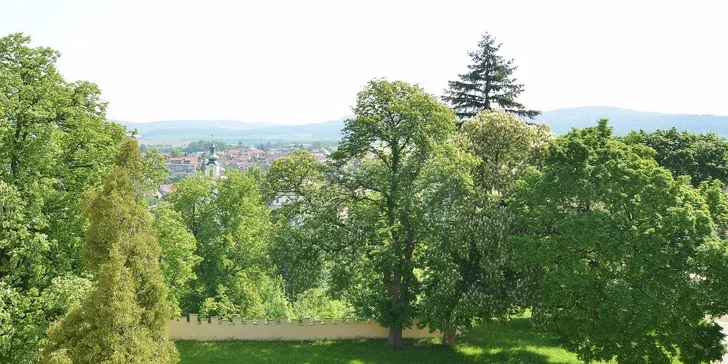 Projděte si krásný zámecký park s jezírkem.