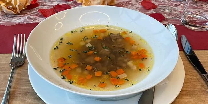 Na úvod tříchodového menu se zahřejete hovězím vývarem s nudlemi.