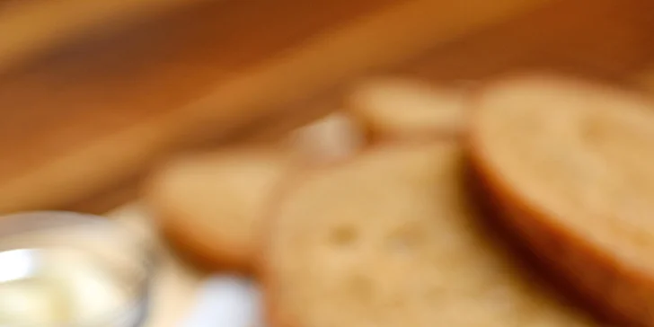 Těšte se na čerstvé topinky, voňavý česnek a křupavý salátek, které každému soustu dodají jedinečný šmrnc. 