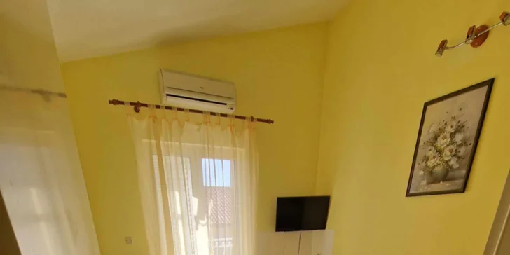 Apartmány mají plně vybavenou kuchyň s mikrovlnkou, nechybí TV.