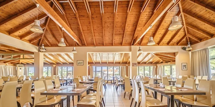 V rámci all inclusive se můžete těšit na bohaté bufety v hlavní restauraci, které kombinují mezinárodní klasiku s vyhlášenými řeckými specialitami. 