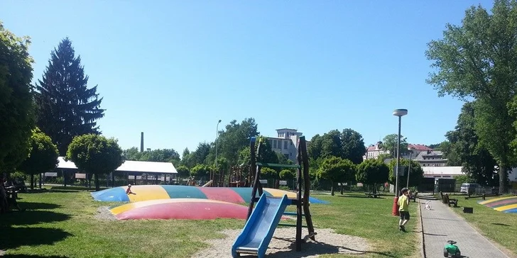 Oblíbenou atrakcí jsou obří trampolíny.