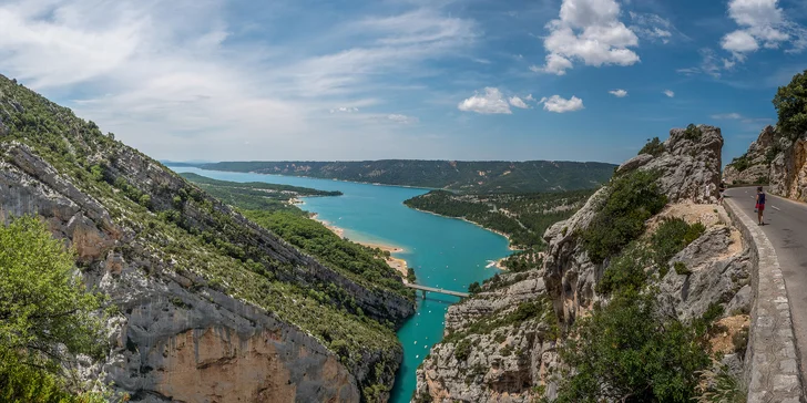 Prekrásne jazero  Lac de Sainte Croix, v ktorom sa môžete okúpať a požičať kanoe alebo šlápadlo.