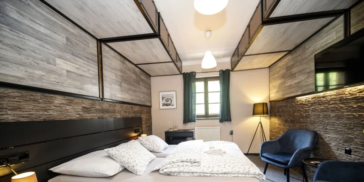 Ak prídete vo dvojici, zvoľte izbu Standard (20–22 m²), ktorá je vybavená manželskou posteľou, kúpeľňou so sprchou a toaletou, televízorom, Wi‑Fi pripojením a chladničkou.