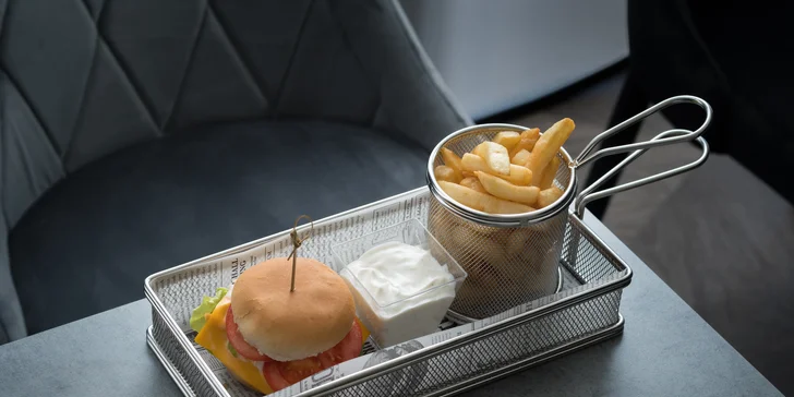 A keď vyhladnete počas dňa, vyberte si z hotelového menu obed, ktorý môžete zjesť v reštaurácii, ale pokojne aj na terase alebo pri bazéne!
