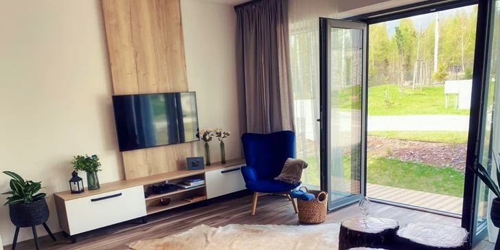 V obývačke si môžete oddýchnuť pri televízii.