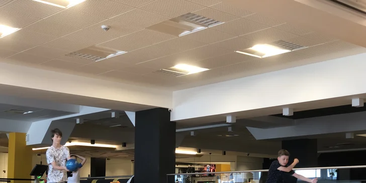 Profesionálna bowlingová obuv je k dispozícii priamo na mieste pre zabezpečenie bezpečného pohybu.