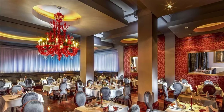 Restauraci dominuje masivní lustr, k posezení pobízejí neobarokní židle a stoly. 