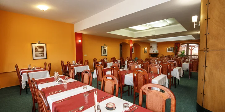 V restauraci si pochutnáte na snídaních i večeřích.