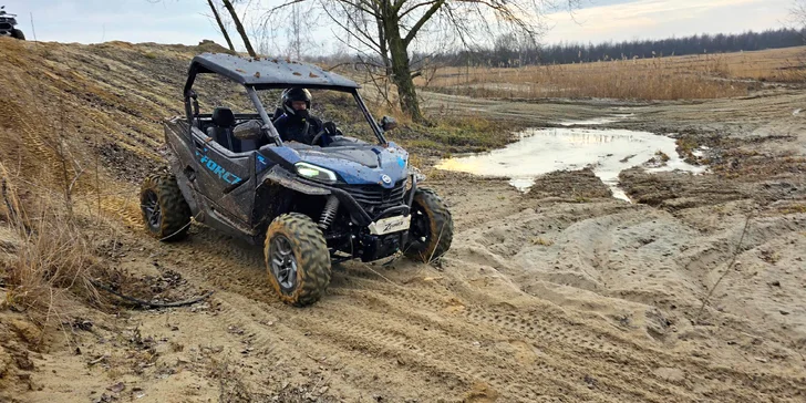 Vyzkoušíte si základní ovládání stroje a jízdu v terénu na malé, případně velké off-roadové dráze. 