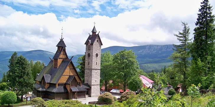 Nezapomeňte navštívit unikátní dřevěný kostelík z Norska. 