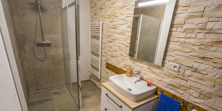 K vyššímu komfortu přispívá také moderní koupelna se sprchovým koutem, WC a ručníky.