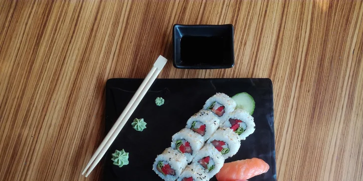 V nabídce jsou čtyři různé sety, toto je varianta číslo 1 s 10 kousky včetně dvou nigiri. 