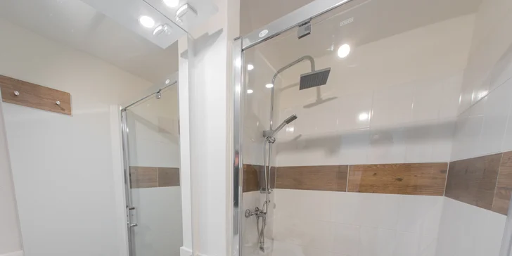 Součástí každého apartmánu je soukromá koupelna s prostorným sprchovým koutem nebo vanou.