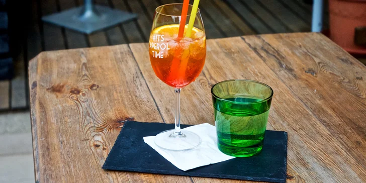 Drink si vyberte podle svého gusta, vždy dostanete také vodu. 