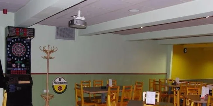 Restauraci Zlatá Kovadlina najdete mezi tramvajovými zastávkami U průhonu a Dělnická.