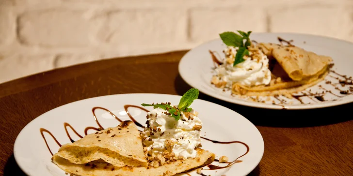 Menu uzavírá palačinka s medem, ořechy a zmrzlinou. 