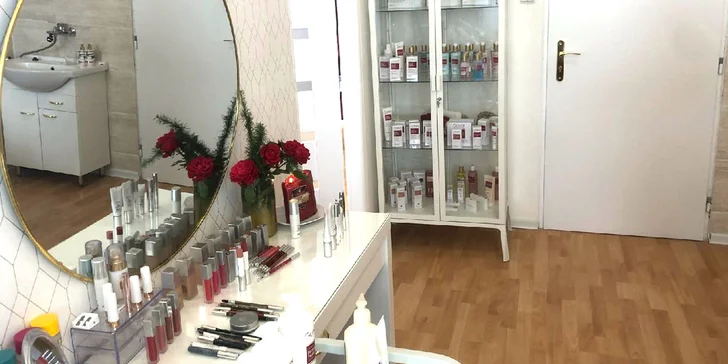 ... v nabídce salonu je ale i omlazující přístrojové ošetření obličeje či zpevnění pleti. 