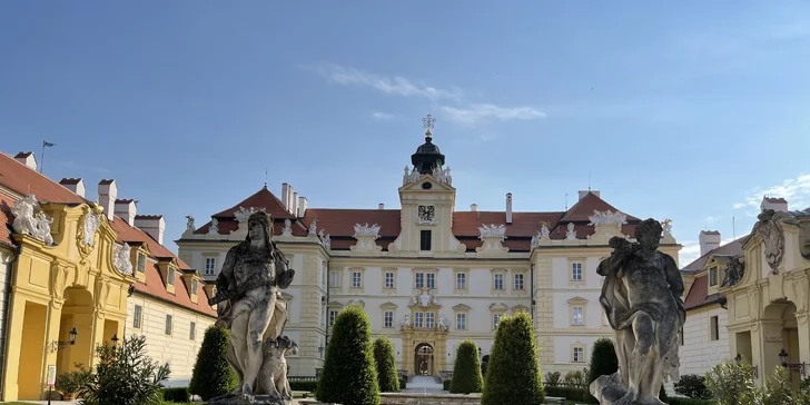 Zámek Valtice pořádá nejen prohlídky, ale i výstavy a kulturní akce.