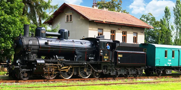 Na výlet stoletou parní lokomotivou s historickými vozy: z Prahy i dalších míst