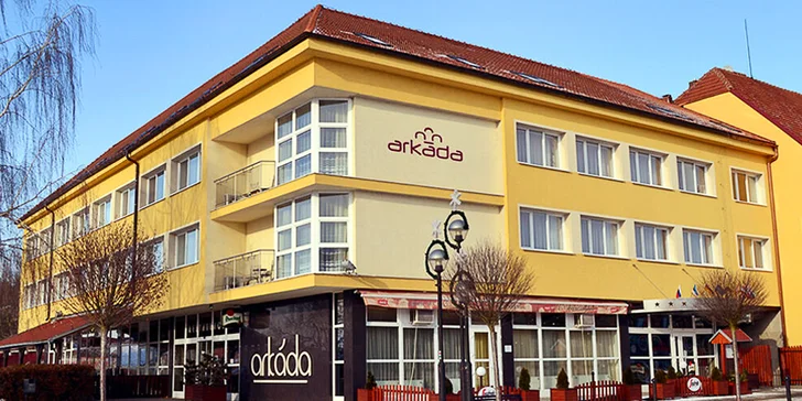 Hotel sa nachádza v centre Bučovíc neďaleko Slavkova pri Brne.