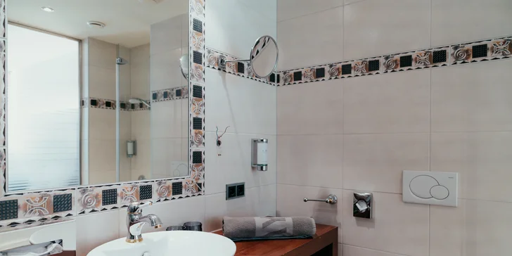Součástí každého pokoje je koupelna. A nachystaný budete mít i wellness balíček se županem a pantoflemi. 