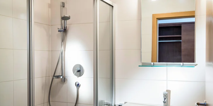V menšom apartmáne je jedna kúpeľňa, vo väčšom dve.