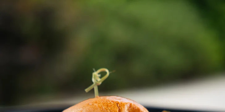 Dokonale šťavnatý Smash Bro's burger s dvoma BIO hovädzími plackami a zaúdenou omáčkou.