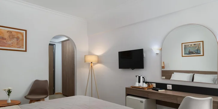 Ve vybavení nechybí ani minilednička a set na přípravu kávy a čaje. 