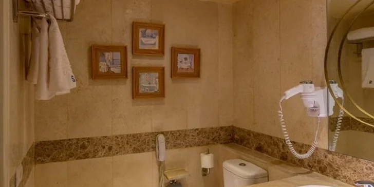 Samozřejmostí je vlastní koupelna s vanou, WC a fénem. 