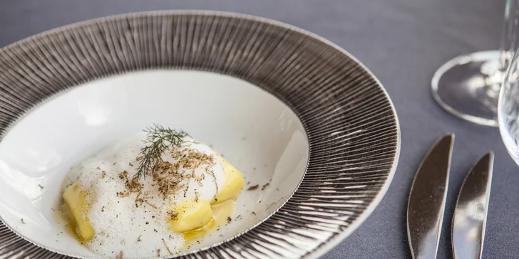 Ochutnáte také pečená kachní foie gras a saltimboccu z olivového kuřátka s hummusem s mangem a kari.