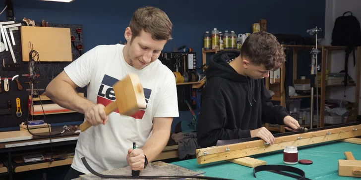 Během výroby si osvojíte několik brašnářských technik, mezi které patří řezání, lepení, šití nebo leštění hran.
