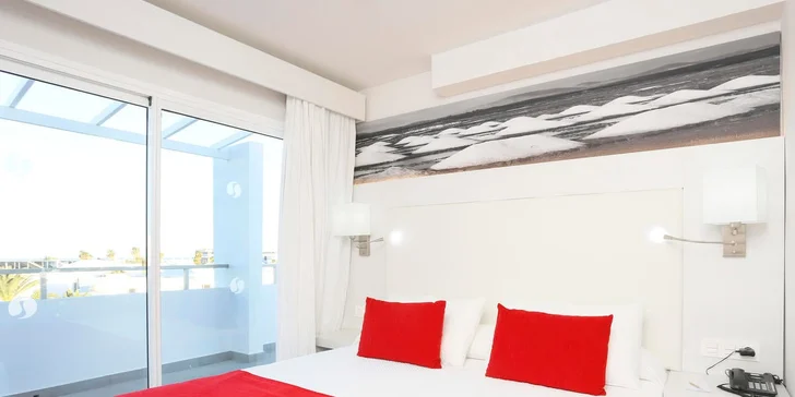 K příjemnému posezení zve balkon nebo terasa s výhledem do zahrady, na bazén nebo do okolí hotelu. 