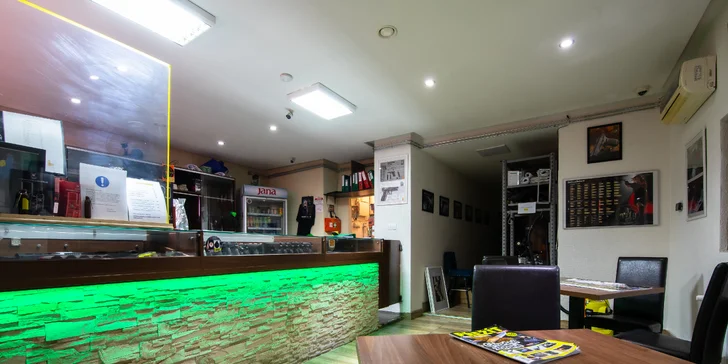 Súčasťou strelnice je útulný bar s príjemným posedením