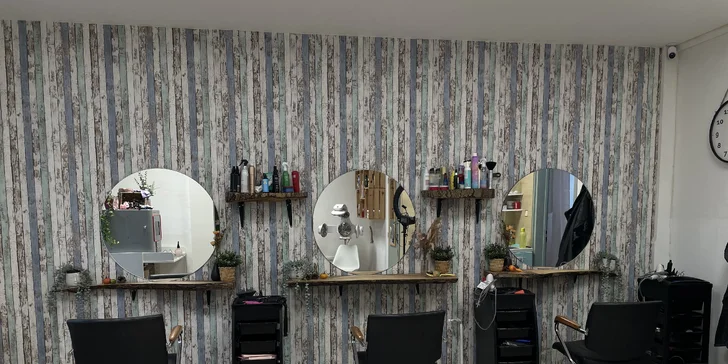 Stříhání, barvení či Malibu C si mohou dopřát nové zákaznice salonu.