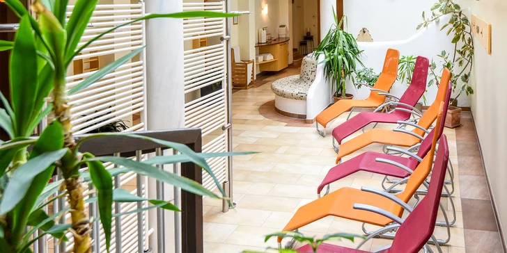 Odpočinete si v hotelové wellness oáze s bazénem a saunami.