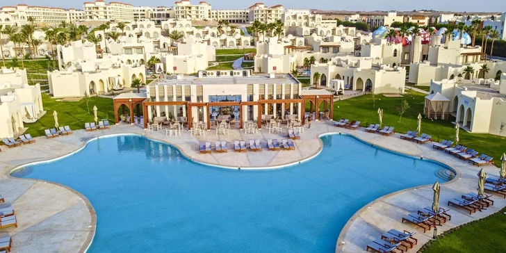 Hotel disponuje venkovními bazény se skluzavkami. 