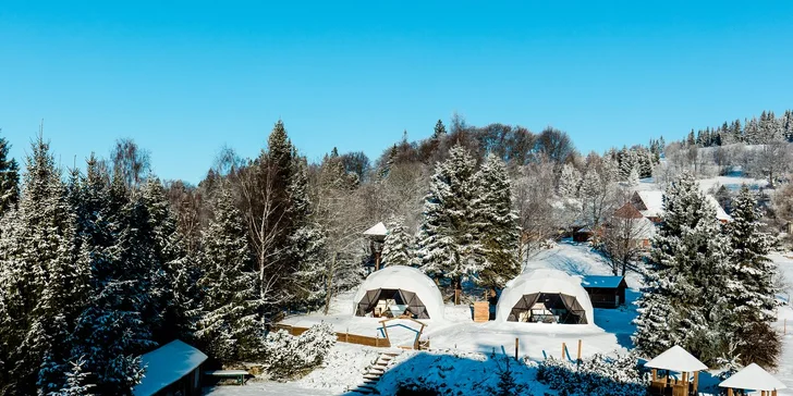 V blízkosti sa nachádza rozhľadňa Kozubová (10 km), len o niečo ďalej (30 km) vodná hladina nádrže Šance.