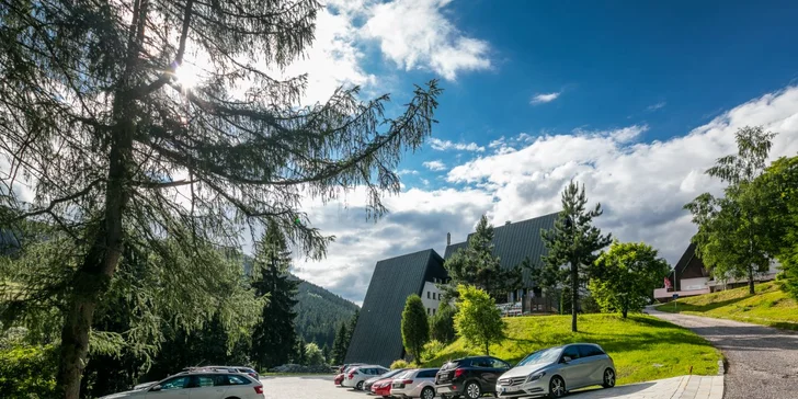 U hotelu pohodlně a zdarma zaparkujete, v centru Harrachova jste za 15 minut pěšky. 